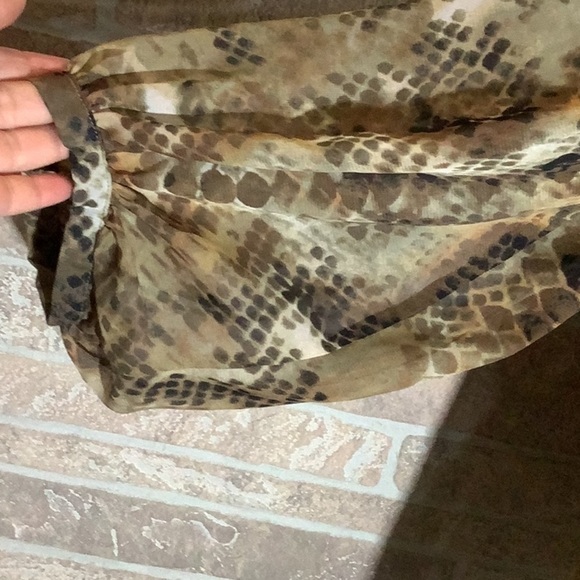 Jennifer Lopez - Sz L - snake pattern camo blouse tie neck v neck flowy comfy - Picture 6 of 9
